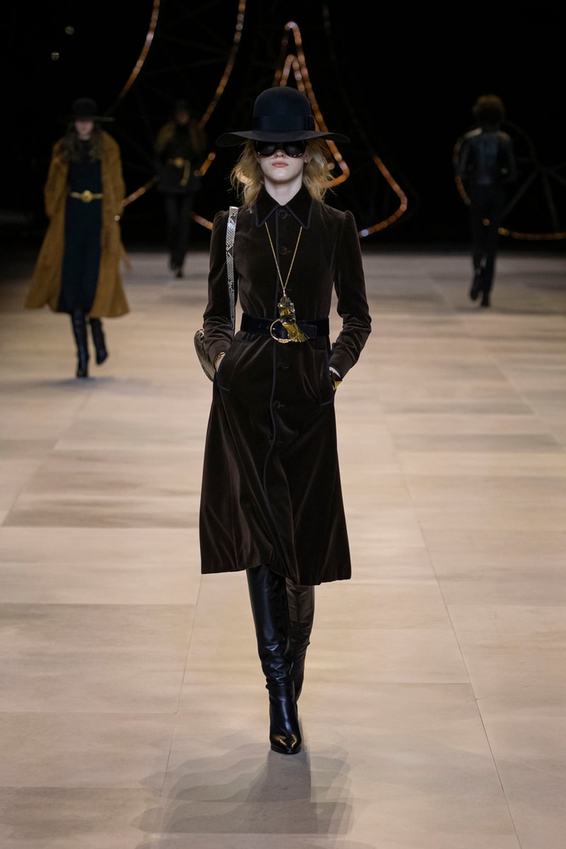 セリーヌ 2020年秋冬コレクション CELINE Fall/Winter 2020 Runway Collection Cesar Compression Project Crystals Jewelry Necklaces Pins Cuffs Vests Shirts Capes Hats Pants Ruffles Gingham Fur