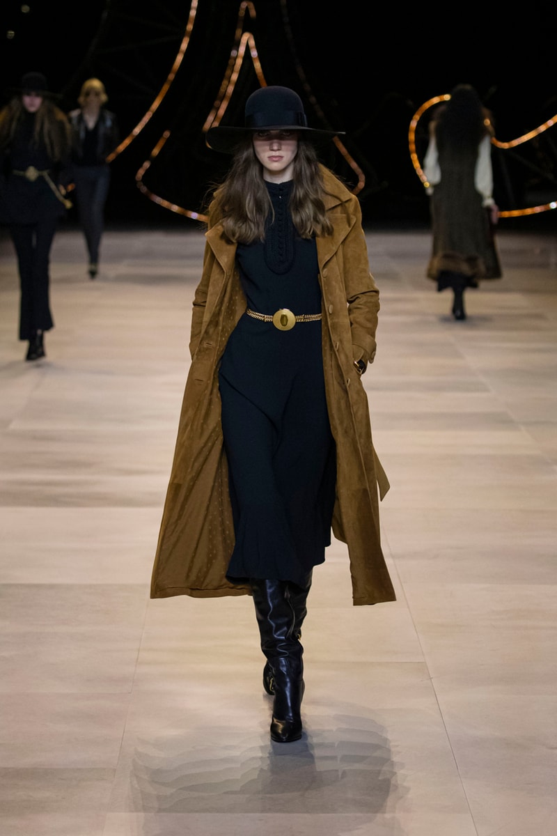 セリーヌ 2020年秋冬コレクション CELINE Fall/Winter 2020 Runway Collection Cesar Compression Project Crystals Jewelry Necklaces Pins Cuffs Vests Shirts Capes Hats Pants Ruffles Gingham Fur
