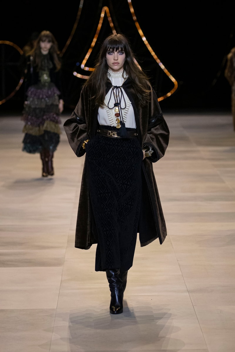 セリーヌ 2020年秋冬コレクション CELINE Fall/Winter 2020 Runway Collection Cesar Compression Project Crystals Jewelry Necklaces Pins Cuffs Vests Shirts Capes Hats Pants Ruffles Gingham Fur