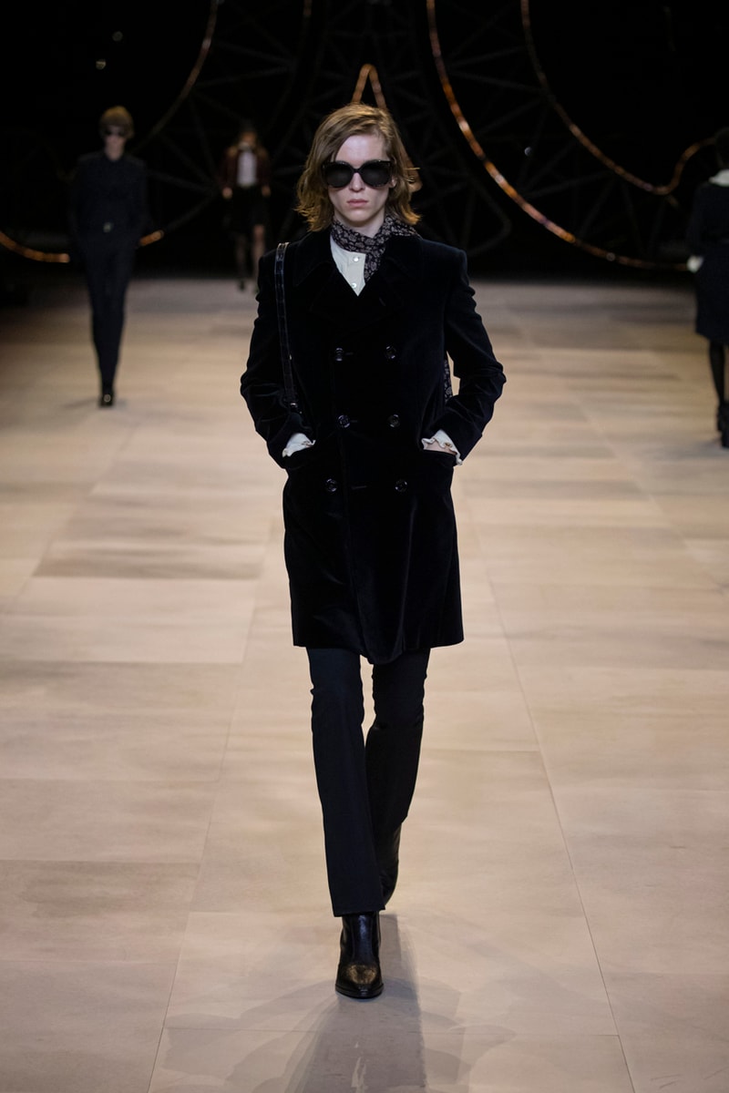 セリーヌ 2020年秋冬コレクション CELINE Fall/Winter 2020 Runway Collection Cesar Compression Project Crystals Jewelry Necklaces Pins Cuffs Vests Shirts Capes Hats Pants Ruffles Gingham Fur