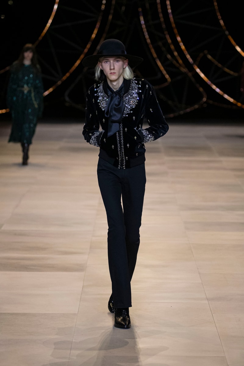 セリーヌ 2020年秋冬コレクション CELINE Fall/Winter 2020 Runway Collection Cesar Compression Project Crystals Jewelry Necklaces Pins Cuffs Vests Shirts Capes Hats Pants Ruffles Gingham Fur 