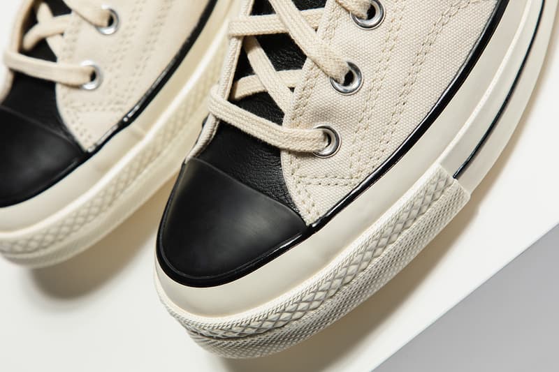 フィアオブゴッド エッセンシャルズ x コンバースのChuck 70にクローズアップ Fear of God Essentials x Converse Chuck 70 “Black/Egret” “Ivory/Black”  Release Information Closer Look Editorial HYPEBEAST Footwear Drops Images Jerry Lorenzo FOG 