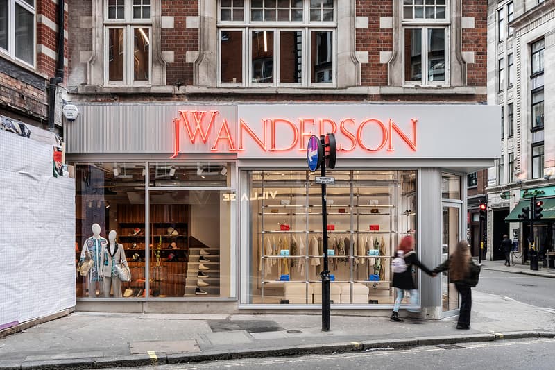 JW ANDERSON がロンドン・ソーホー地区に旗艦店をオープン JW Anderson Launches Soho London Flagship Store Menswear Womenswear Moncler Genius Line Jonathan Anderson Converse Design Brewer Street Wardour Street Neons Anchors