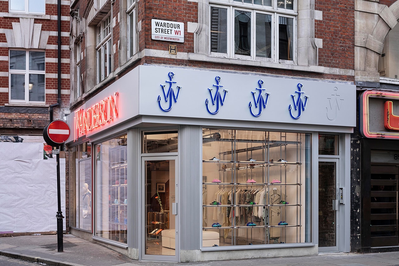 JW ANDERSON がロンドン・ソーホー地区に旗艦店をオープン JW Anderson Launches Soho London Flagship Store Menswear Womenswear Moncler Genius Line Jonathan Anderson Converse Design Brewer Street Wardour Street Neons Anchors