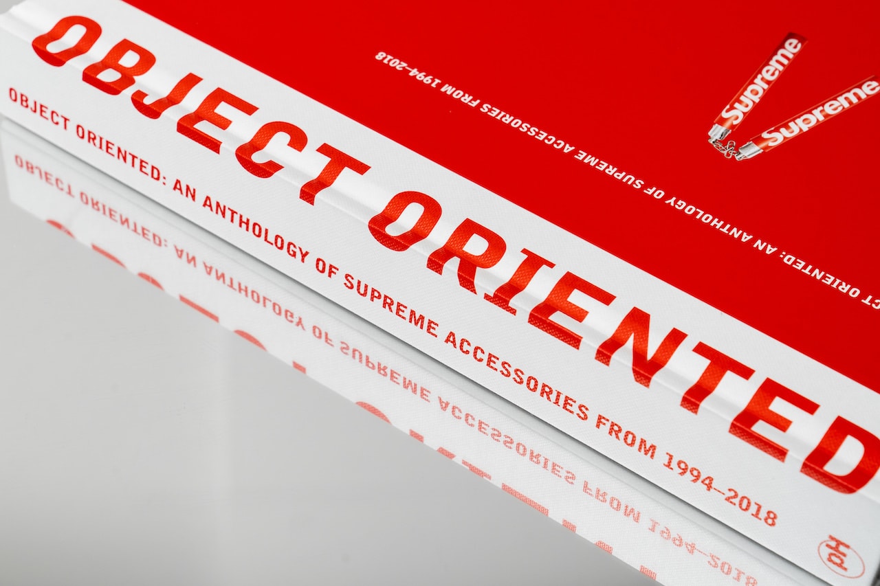 シュプリーム オブジェクト オリエンテッド Supreme のアクセサリーの歴史を網羅した書籍『Object Oriented』が刊行 'Object Oriented: An Anthology of Supreme Accessories from 1994-2018' Book Collector's Item Byron Hawes Catalogue Pictures 25 Year History Spanning Works New York Skateboarding Brand 