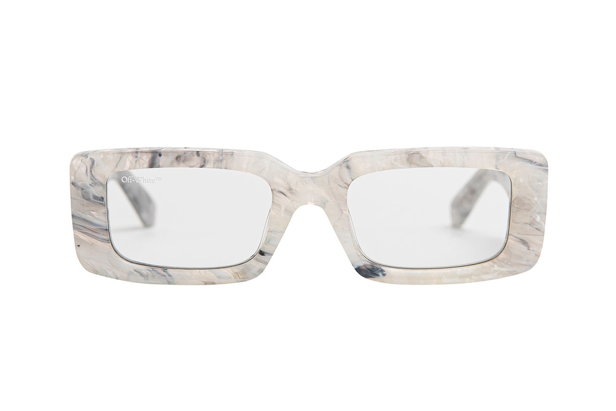 ユルゲン・テラーが撮り下ろしたオフホワイトのバッグとアイウェアのキャンペーン