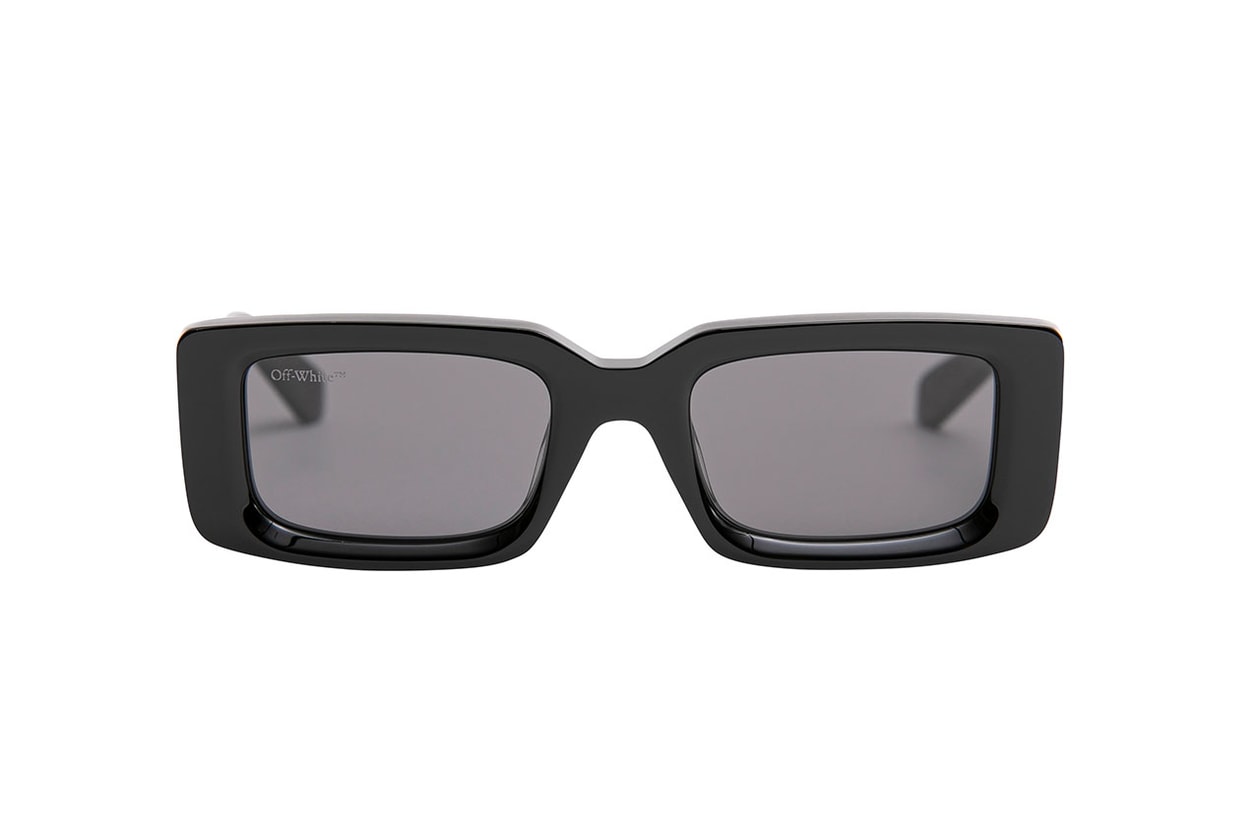 ユルゲン・テラーが撮り下ろしたオフホワイトのバッグとアイウェアのキャンペーン