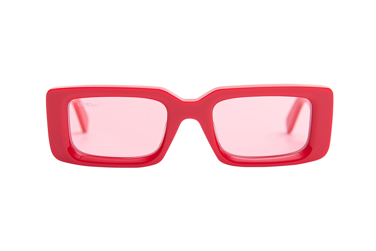 ユルゲン・テラーが撮り下ろしたオフホワイトのバッグとアイウェアのキャンペーン