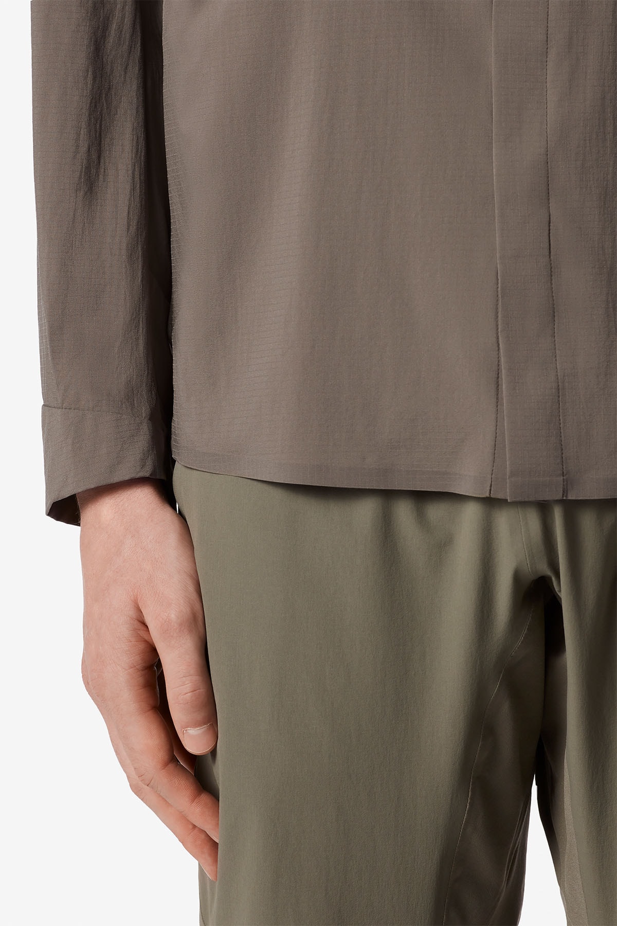 ヴェイランス VEILANCE から防風性と耐水性を備えた超軽量素材の新作コート/シャツが登場