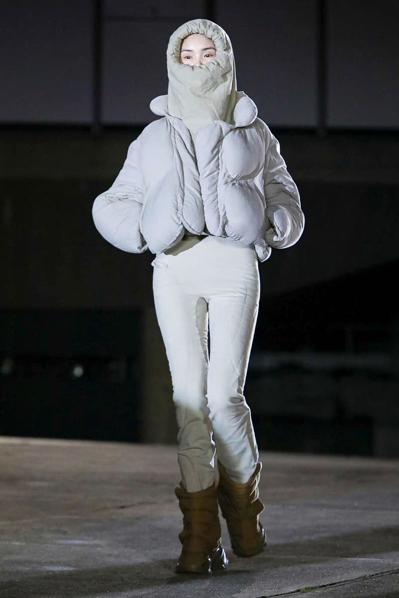 イージー シーズン 8 YEEZY Season 8 Collection With Kanye, North West paris fashion week runway show presentation womenswear sandals slide clothing apparel