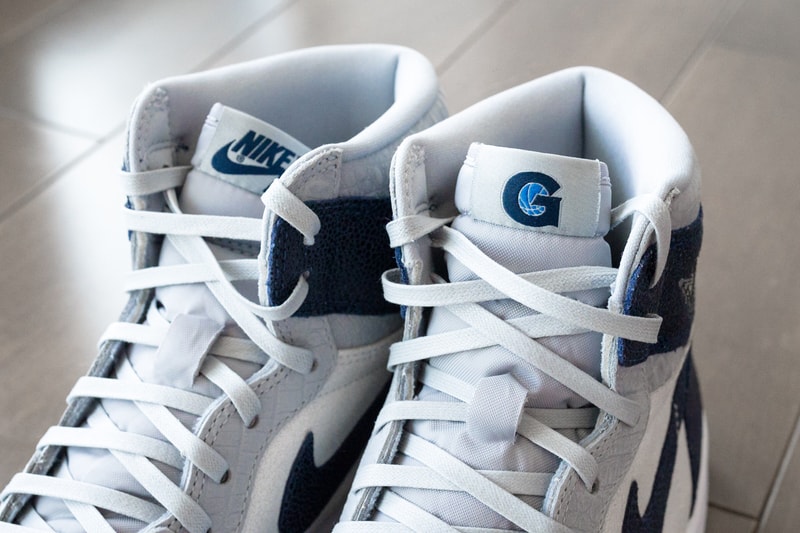 Jordan Brand から エアジョーダン 1 PE NCAA ジョージタウン大学仕様の Air Jordan 1 PE が登場 air jordan 1 georgetown hoyas pe player edition white navy grey release date info photos price