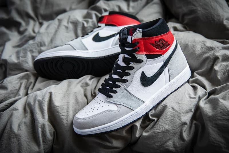 エアジョーダン1 レトロ ハイ OG “ライト スモーク グレイ” Air Jordan 1 Retro High OG “Light Smoke Grey” のリリース日が決定 jordan brand air 1 retro high og light smoke grey red black white 555088 126 release date info photos price