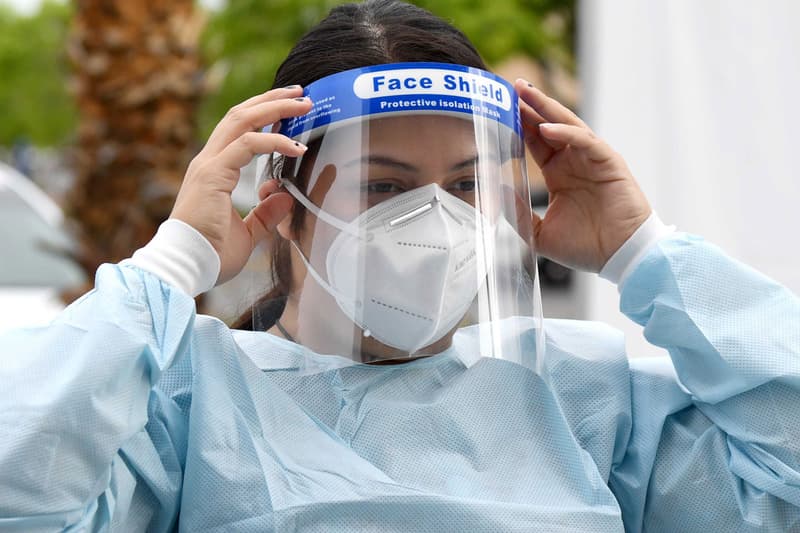 アップル Apple がミニマルな医療用フェイスシールドのデザインを公開 Apple's Medical Face Shield Design, Video support email page buy mask coronavirus covid 19 isolation protective