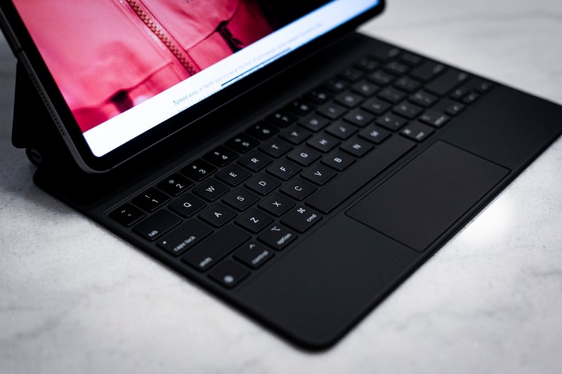 アップル アイパッド プロ マジックキーボード Apple 新型 iPad Pro 用 Magic Keyboard にクローズアップ Apple iPad Pro Magic Keyboard Photos and Review In-Depth Closer Look