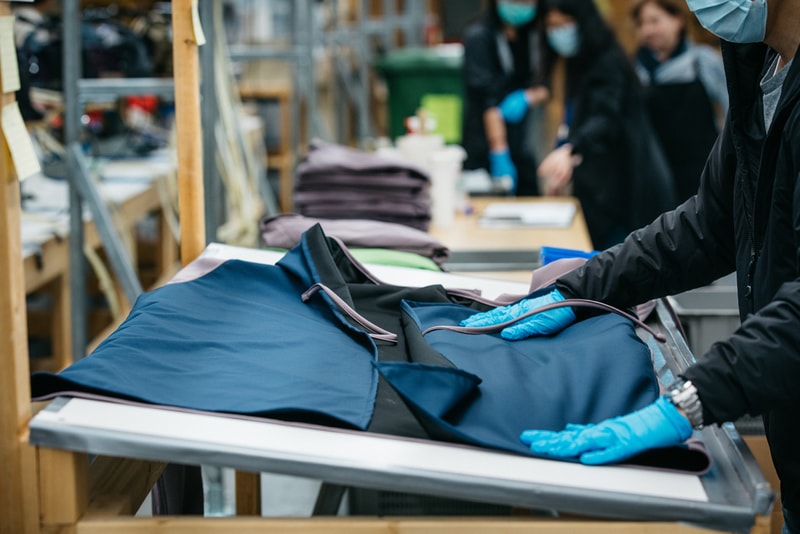 アークテリクス ARC’TERYX が新型コロナウイルスの医療従事者向けに再利用可能なガウンを生産 Arc’teryx Reusable Medical Gown Production Design Green Gray Pattern Arc’One Facility Vancouver British Columbia 