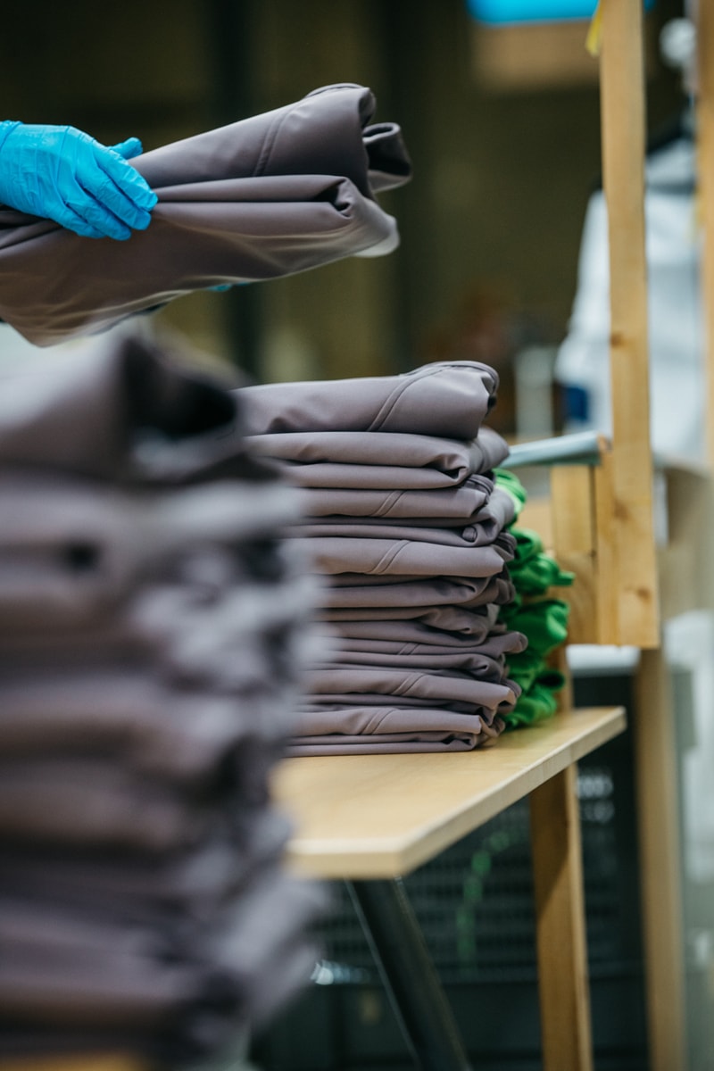 アークテリクス ARC’TERYX が新型コロナウイルスの医療従事者向けに再利用可能なガウンを生産 Arc’teryx Reusable Medical Gown Production Design Green Gray Pattern Arc’One Facility Vancouver British Columbia 