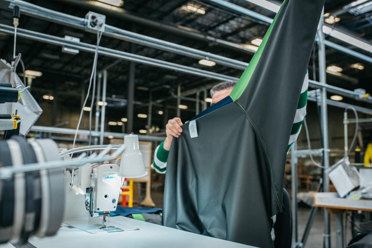 アークテリクス ARC’TERYX が新型コロナウイルスの医療従事者向けに再利用可能なガウンを生産 Arc’teryx Reusable Medical Gown Production Design Green Gray Pattern Arc’One Facility Vancouver British Columbia 