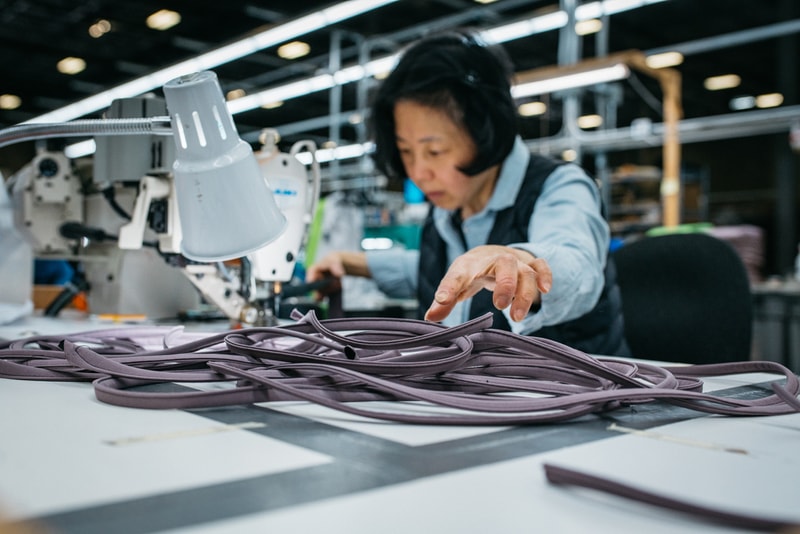 アークテリクス ARC’TERYX が新型コロナウイルスの医療従事者向けに再利用可能なガウンを生産 Arc’teryx Reusable Medical Gown Production Design Green Gray Pattern Arc’One Facility Vancouver British Columbia 