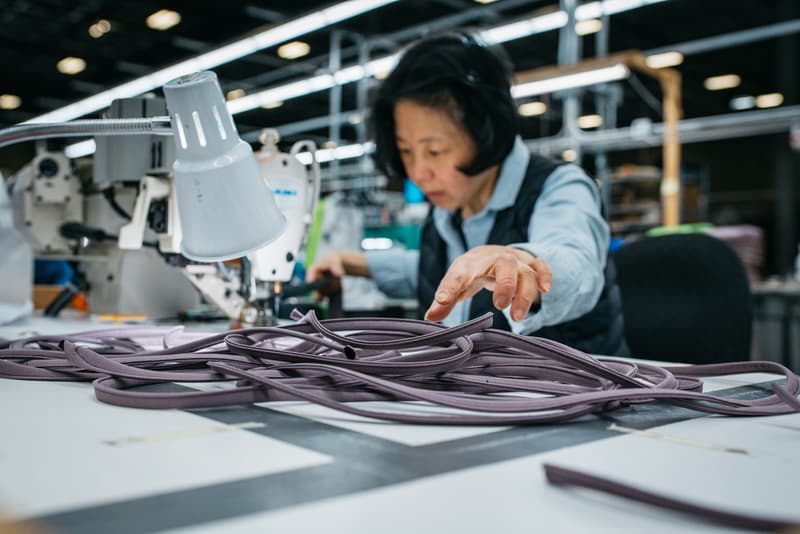 アークテリクス ARC’TERYX が新型コロナウイルスの医療従事者向けに再利用可能なガウンを生産 Arc’teryx Reusable Medical Gown Production Design Green Gray Pattern Arc’One Facility Vancouver British Columbia