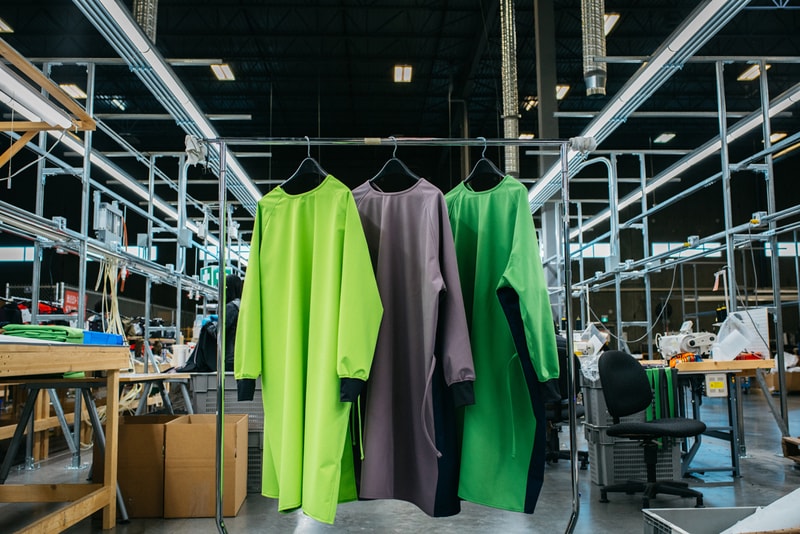 アークテリクス ARC’TERYX が新型コロナウイルスの医療従事者向けに再利用可能なガウンを生産 Arc’teryx Reusable Medical Gown Production Design Green Gray Pattern Arc’One Facility Vancouver British Columbia 