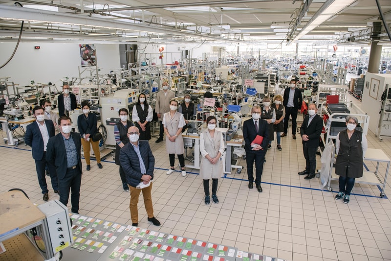 Louis Vuitton がフランスに構える一部のアトリエを再開し、マスクの数十万枚の製造を発表 Louis Vuitton French Workshops Non-Surgical Alternative Mask Production Sewing Machines