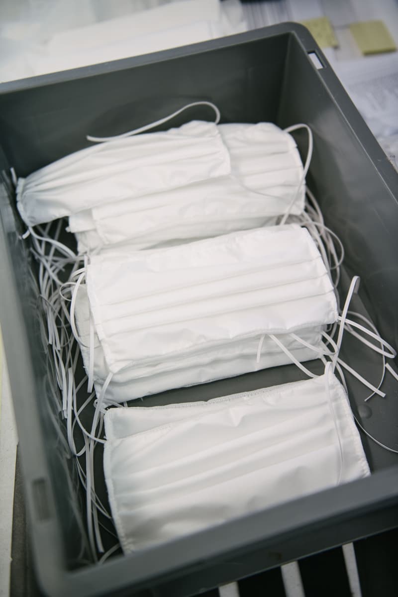 Louis Vuitton がフランスに構える一部のアトリエを再開し、マスクの数十万枚の製造を発表 Louis Vuitton French Workshops Non-Surgical Alternative Mask Production Sewing Machines