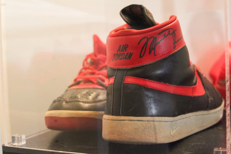 エアジョーダン1 ナイキ エアシップ  AJ1 の前身モデルである幻の Nike Air Ship “Banned” の画像が公開 michael jordan nike air ship banned shoes black red signed chicago bulls rookie