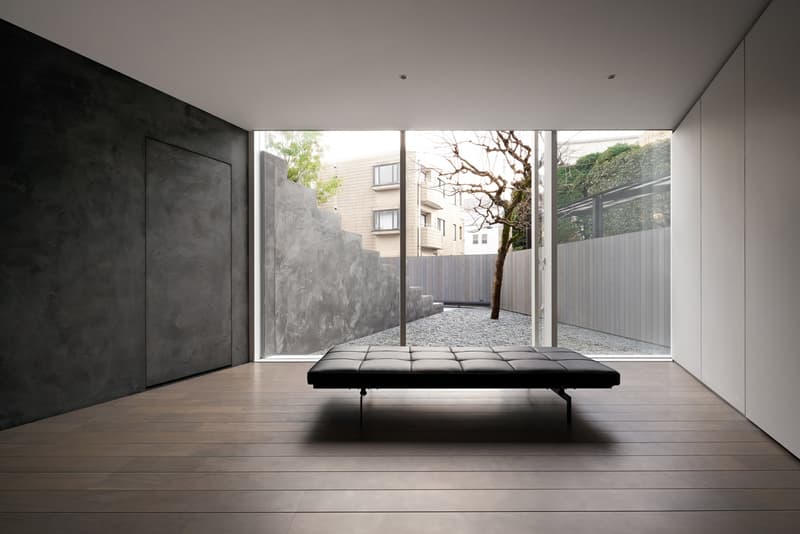 ネンド 佐藤オオキ率いる nendo の最新プロジェクト “階段の家”が公開 nendo Stairway House Design Shinjuku Tokyo Staircase Plants Steps Steel Concrete Windowless Facade White Black Furniture