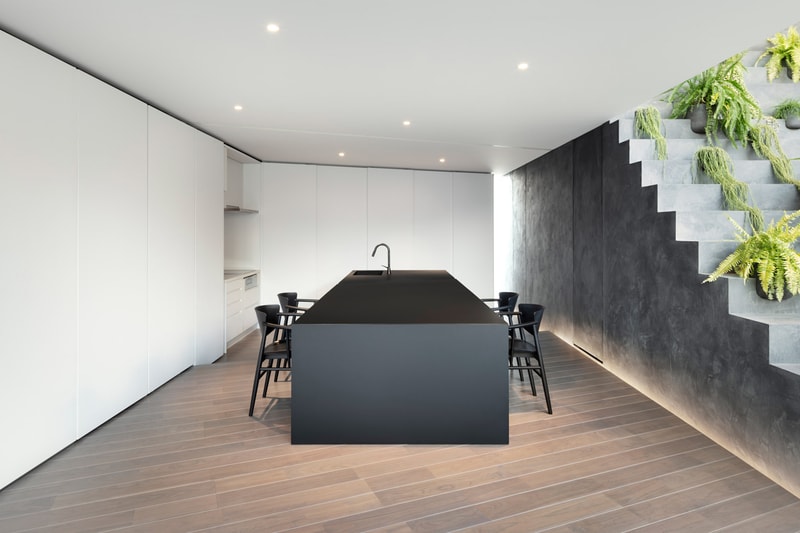 ネンド 佐藤オオキ率いる nendo の最新プロジェクト “階段の家”が公開 nendo Stairway House Design Shinjuku Tokyo Staircase Plants Steps Steel Concrete Windowless Facade White Black Furniture