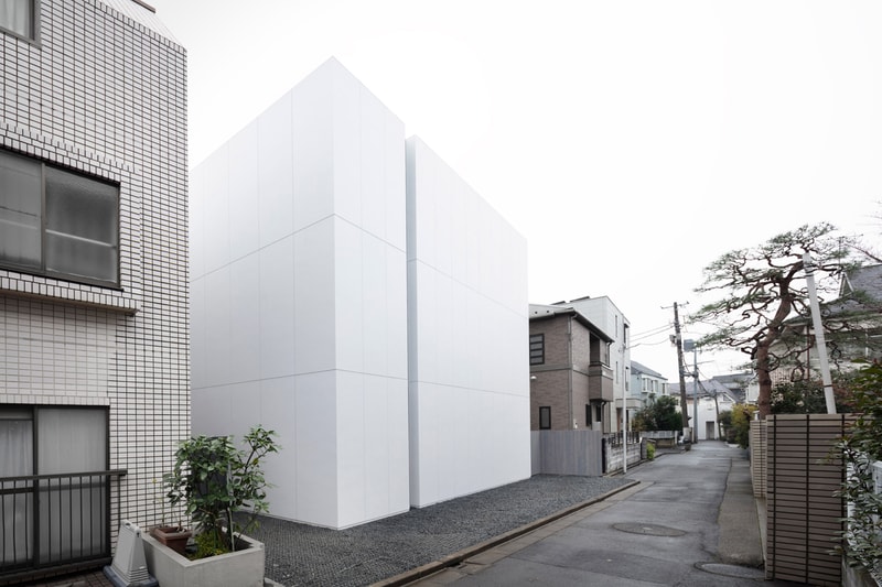 ネンド 佐藤オオキ率いる nendo の最新プロジェクト “階段の家”が公開 nendo Stairway House Design Shinjuku Tokyo Staircase Plants Steps Steel Concrete Windowless Facade White Black Furniture