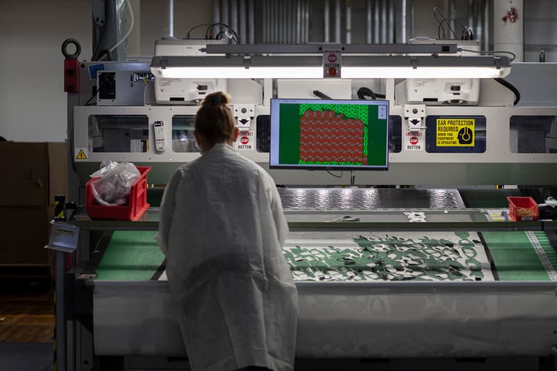 ニューバランス New Balance が米国内の工場で週に最大10万個の医療用マスクを生産中 New Balance Scaling Production of General-Use Personal Protective Equipment COVID-19 Coronavirus USA Manufacturing Methods PPE Medical Institutions R&D 100,000 Units A Week