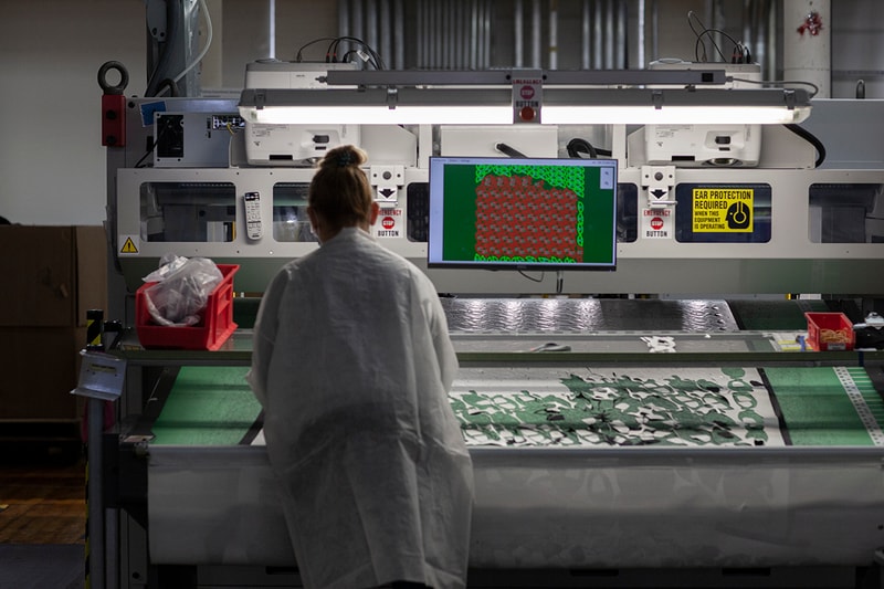 ニューバランス New Balance が米国内の工場で週に最大10万個の医療用マスクを生産中 New Balance Scaling Production of General-Use Personal Protective Equipment COVID-19 Coronavirus USA Manufacturing Methods PPE Medical Institutions R&D 100,000 Units A Week