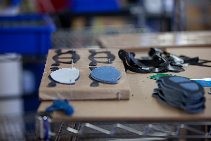 ニューバランス New Balance が米国内の工場で週に最大10万個の医療用マスクを生産中 New Balance Scaling Production of General-Use Personal Protective Equipment COVID-19 Coronavirus USA Manufacturing Methods PPE Medical Institutions R&D 100,000 Units A Week