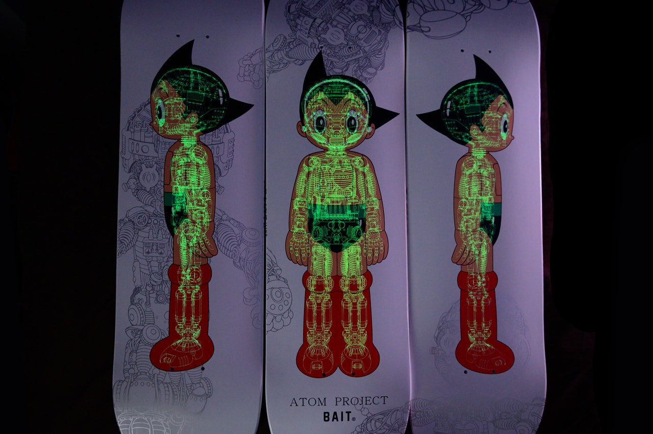 BAIT が『鉄腕アトム』をフィーチャーした限定スケートデッキをリリース  bait x astro boy atom project glow in the dark skateboard deck set of three triptych skate skateboards 