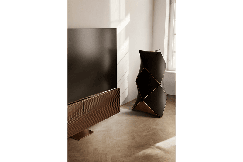 バング＆オルフセン Bang & Olufsen が世界初の 8K 対応の有機 EL テレビ をリリース Bang & Olufsen Beovision Harmony 88-inch TV $49,000 USD Luxury Cinematic Experience Lounge Home Cinema Television OLED 8K ScreensLG Electronics 