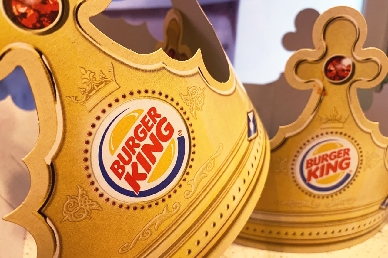 独バーガーキングが“ソーシャル・ディスタンス”を保つために巨大な王冠を配付中 Burger King Giant Crowns for Social Distancing