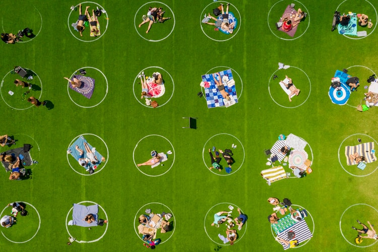 ニューヨークの公園で人々が“ソーシャル・ディスタンス”を実践中