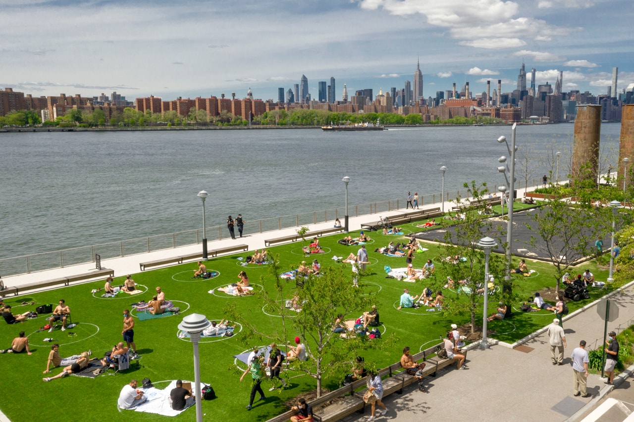 ニューヨーク 米 NY の公園で人々が“ソーシャル・ディスタンス”を実践中 Brooklyn's Domino Park Social Distancing Circles Design Painted Covid 19 Coronavirus