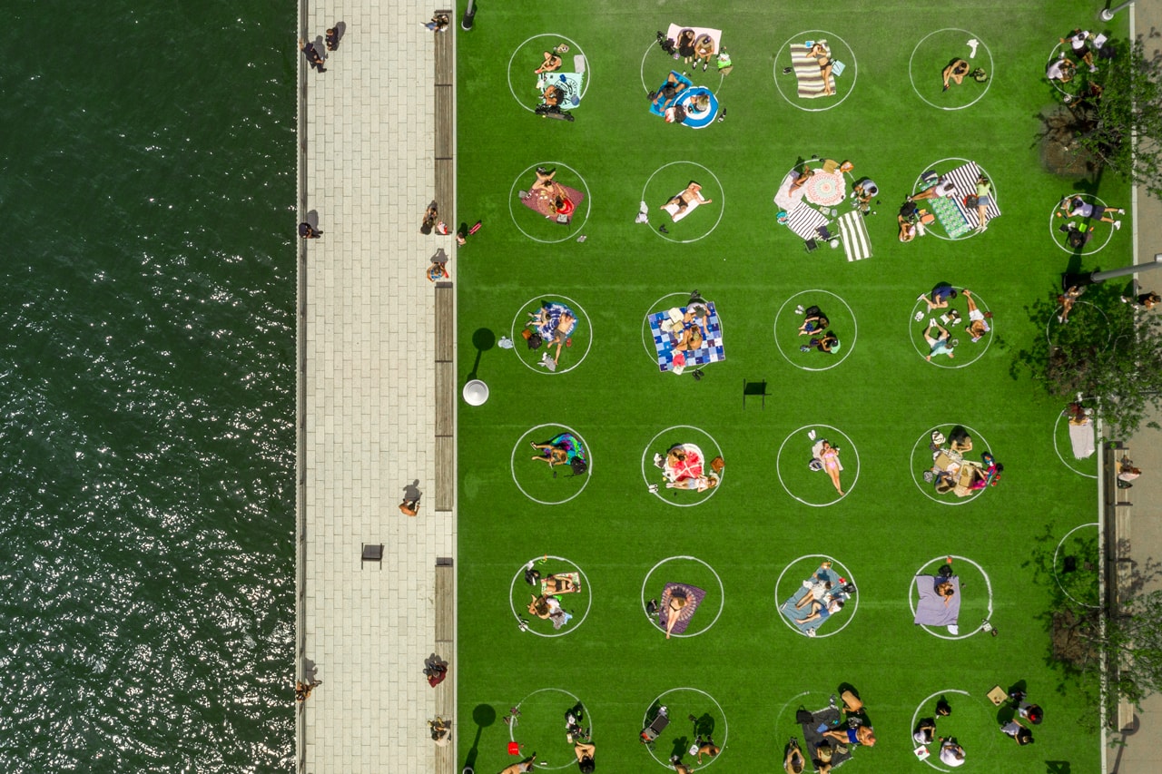 ニューヨーク 米 NY の公園で人々が“ソーシャル・ディスタンス”を実践中 Brooklyn's Domino Park Social Distancing Circles Design Painted Covid 19 Coronavirus