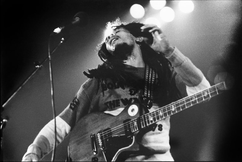 伝説的スーパースターの Prince や Kurt Cobain など様々なアーティストを捉えた貴重な作品のプリントセールを開催 God's Love We Deliver Photography Fundraiser Music Edition Julie Grahame Janette Beckman Luxlab Musicians Stars Prints
