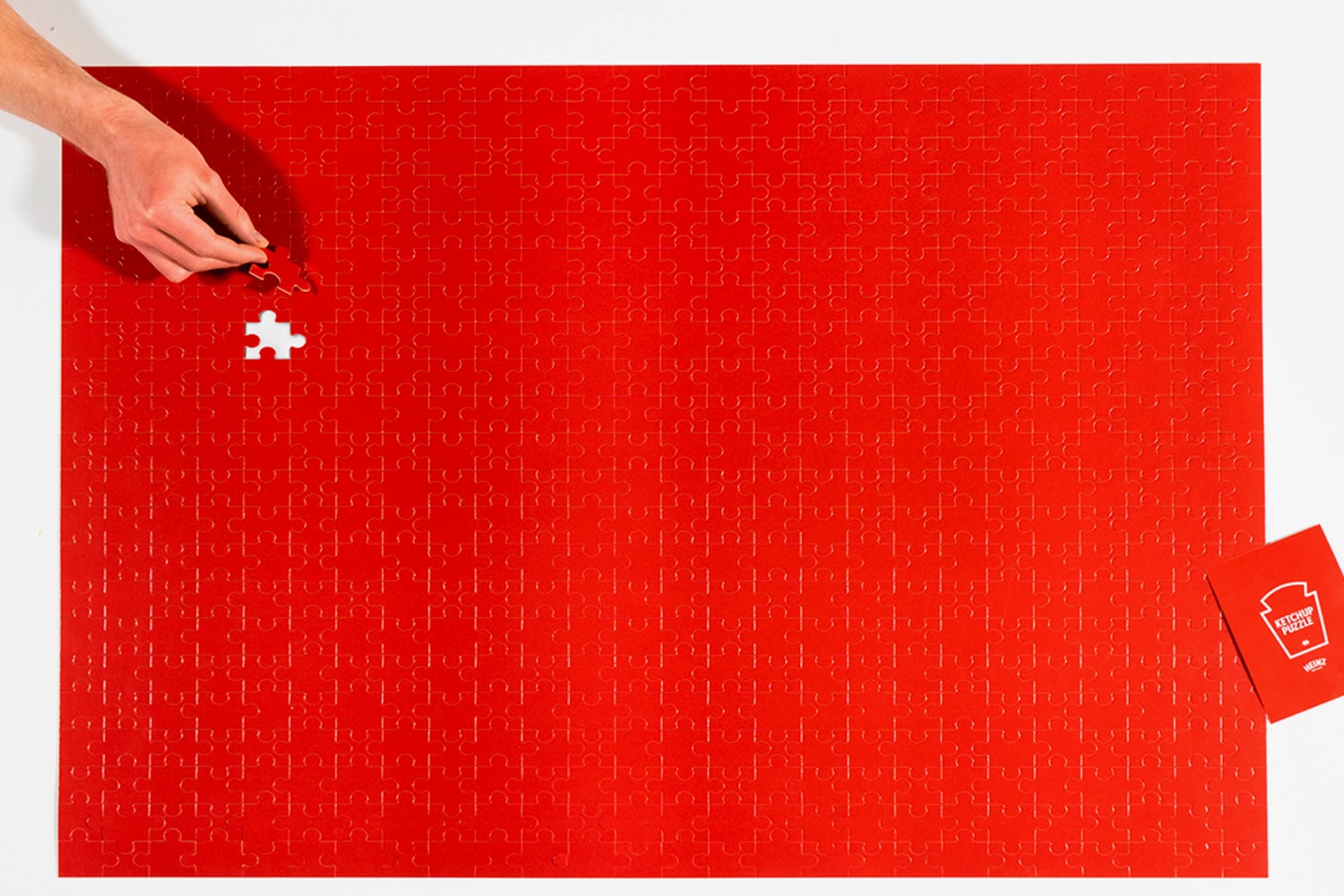 ハインツ HEINZ が“永遠に完成しない”ケチャップ色のパズルコンテストを開催 Heinz Ketchup Red Puzzle Contest Announcement info 570 piece
