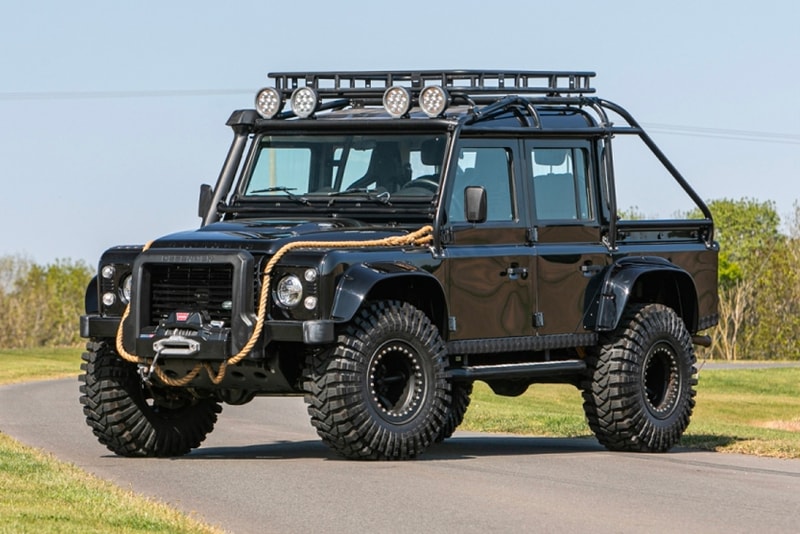 ランドローバー ディフェンダー 映画『007 スペクター』に登場する貴重な Land Rover Defender がオークションに出品中 Silverstone Auctions Spectre Landrover Defender Info James Bond 007 110 SUVs offroading cars automotive Bowler Motorsport