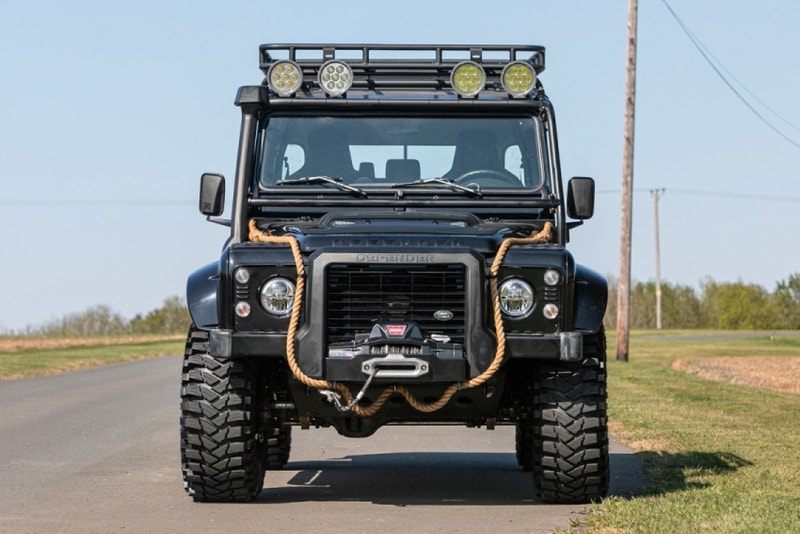 ランドローバー ディフェンダー 映画『007 スペクター』に登場する貴重な Land Rover Defender がオークションに出品中 Silverstone Auctions Spectre Landrover Defender Info James Bond 007 110 SUVs offroading cars automotive Bowler Motorsport