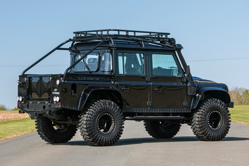 ランドローバー ディフェンダー 映画『007 スペクター』に登場する貴重な Land Rover Defender がオークションに出品中 Silverstone Auctions Spectre Landrover Defender Info James Bond 007 110 SUVs offroading cars automotive Bowler Motorsport