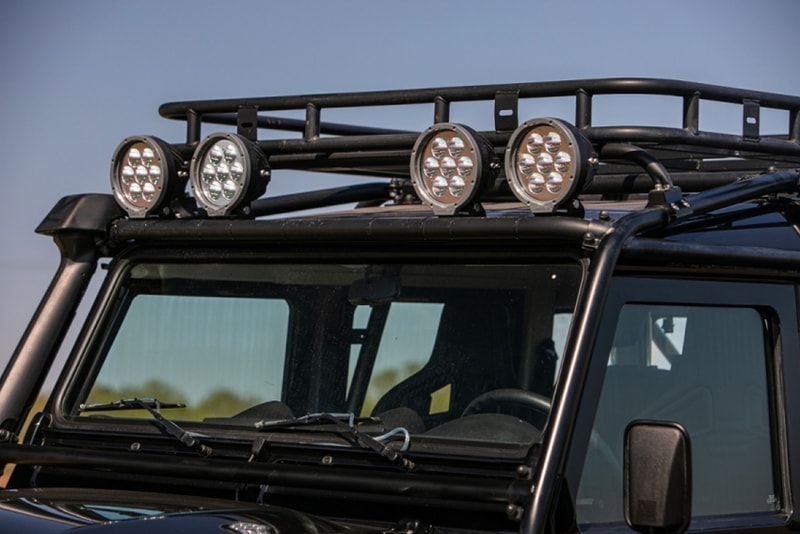 ランドローバー ディフェンダー 映画『007 スペクター』に登場する貴重な Land Rover Defender がオークションに出品中 Silverstone Auctions Spectre Landrover Defender Info James Bond 007 110 SUVs offroading cars automotive Bowler Motorsport