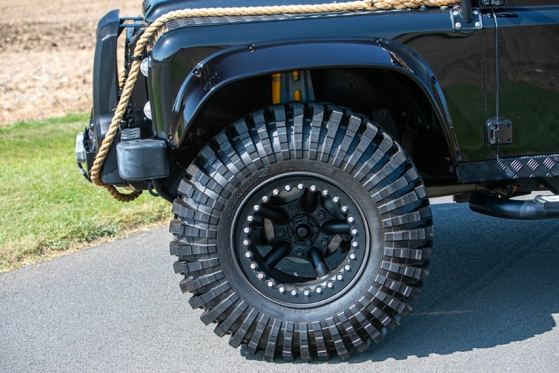 ランドローバー ディフェンダー 映画『007 スペクター』に登場する貴重な Land Rover Defender がオークションに出品中 Silverstone Auctions Spectre Landrover Defender Info James Bond 007 110 SUVs offroading cars automotive Bowler Motorsport