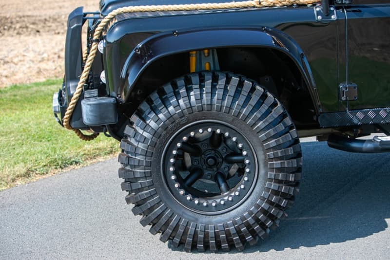 ランドローバー ディフェンダー 映画『007 スペクター』に登場する貴重な Land Rover Defender がオークションに出品中 Silverstone Auctions Spectre Landrover Defender Info James Bond 007 110 SUVs offroading cars automotive Bowler Motorsport