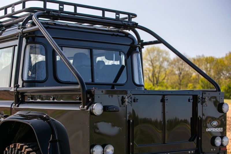 ランドローバー ディフェンダー 映画『007 スペクター』に登場する貴重な Land Rover Defender がオークションに出品中 Silverstone Auctions Spectre Landrover Defender Info James Bond 007 110 SUVs offroading cars automotive Bowler Motorsport