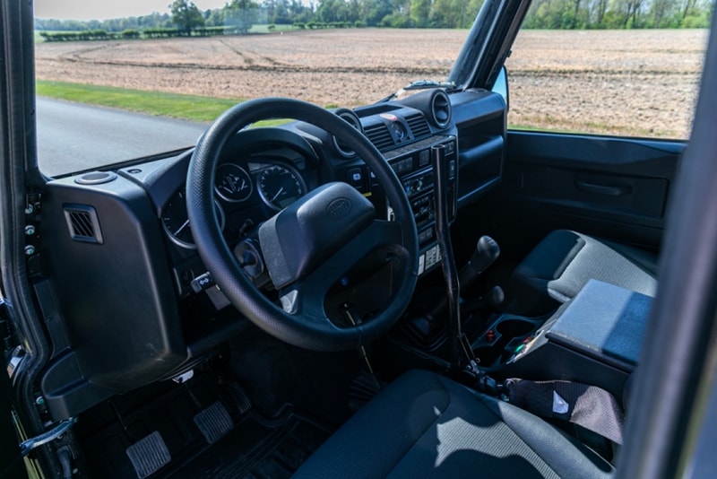 ランドローバー ディフェンダー 映画『007 スペクター』に登場する貴重な Land Rover Defender がオークションに出品中 Silverstone Auctions Spectre Landrover Defender Info James Bond 007 110 SUVs offroading cars automotive Bowler Motorsport