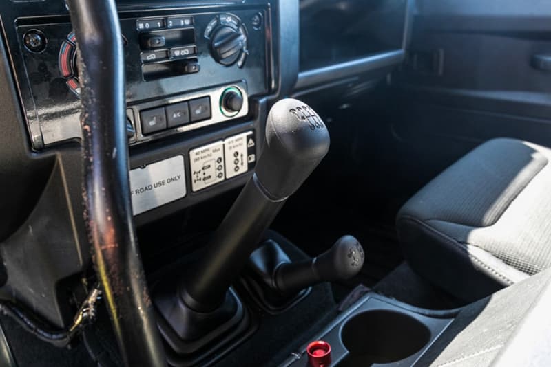 ランドローバー ディフェンダー 映画『007 スペクター』に登場する貴重な Land Rover Defender がオークションに出品中 Silverstone Auctions Spectre Landrover Defender Info James Bond 007 110 SUVs offroading cars automotive Bowler Motorsport